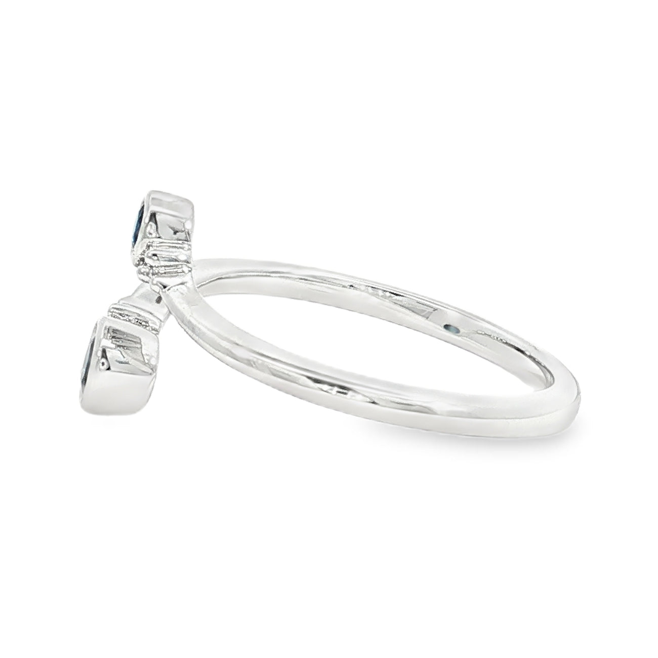 9ct White Gold Sapphire Dress Ring. Design No: SDRRDNFWB003.